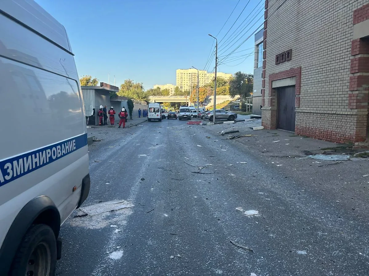 Фото с места падения обломков БПЛА в Саратове, которые повредили жилой дом. Обложка © Telegram / Роман Бусаргин