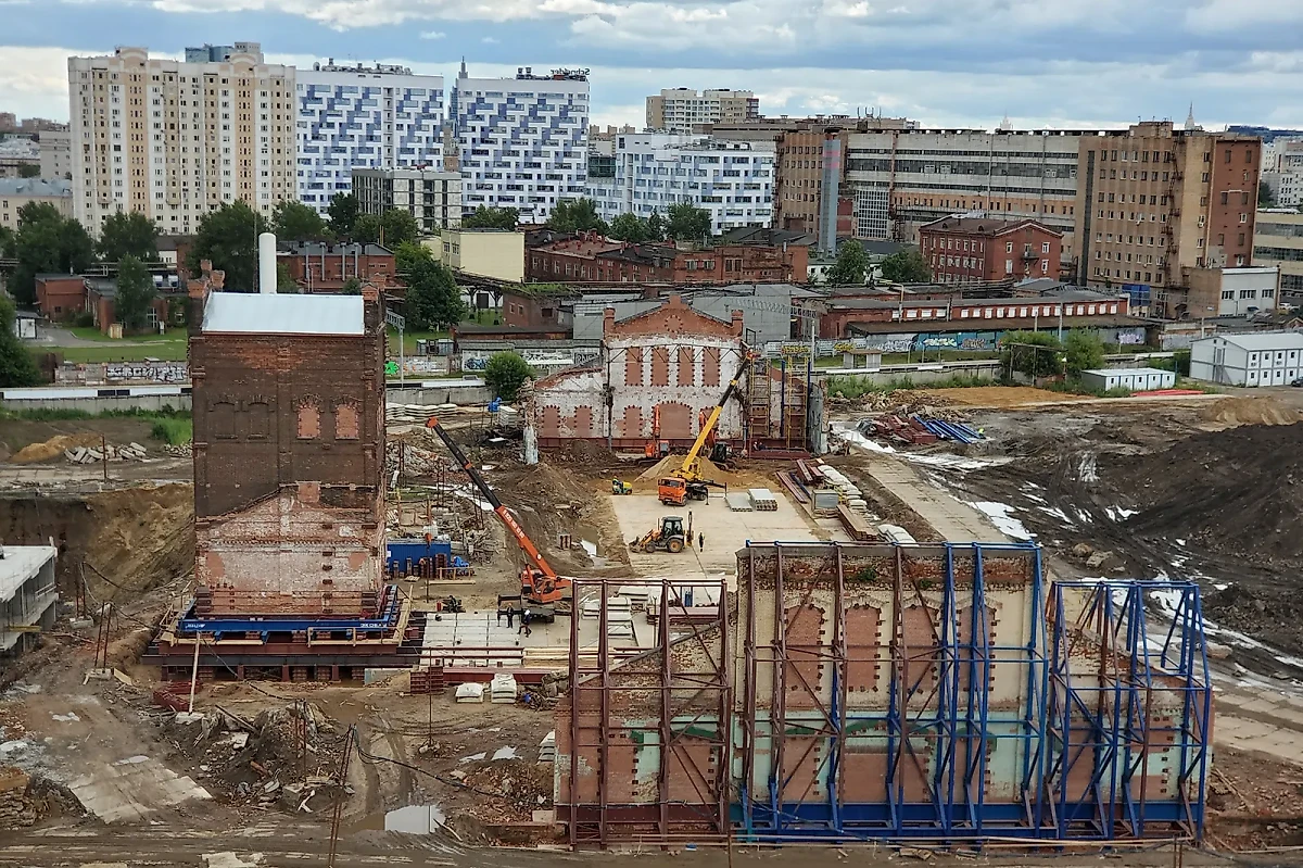 Передвижка водонапорной башни завода «Борец» на улице Складочной в 2020 году. Фото © stroi.mos.ru / Фото Группы ПИК