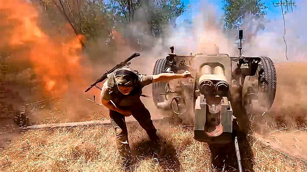 Российский военнослужащий расчёта 122-мм гаубицы Д-30 во время стрельбы по украинским позициям. Обложка © ТАСС / Пресс-служба Минобороны РФ