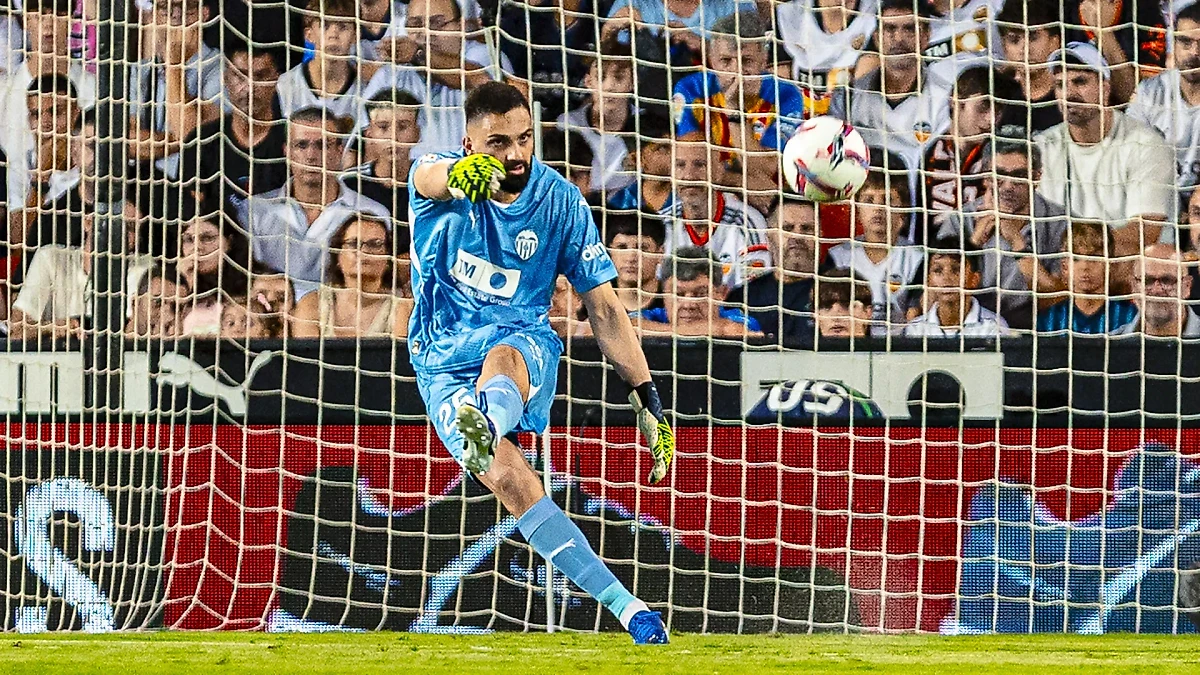 Вратарь Георгий Мамардашвили. Обложка © valenciacf.com