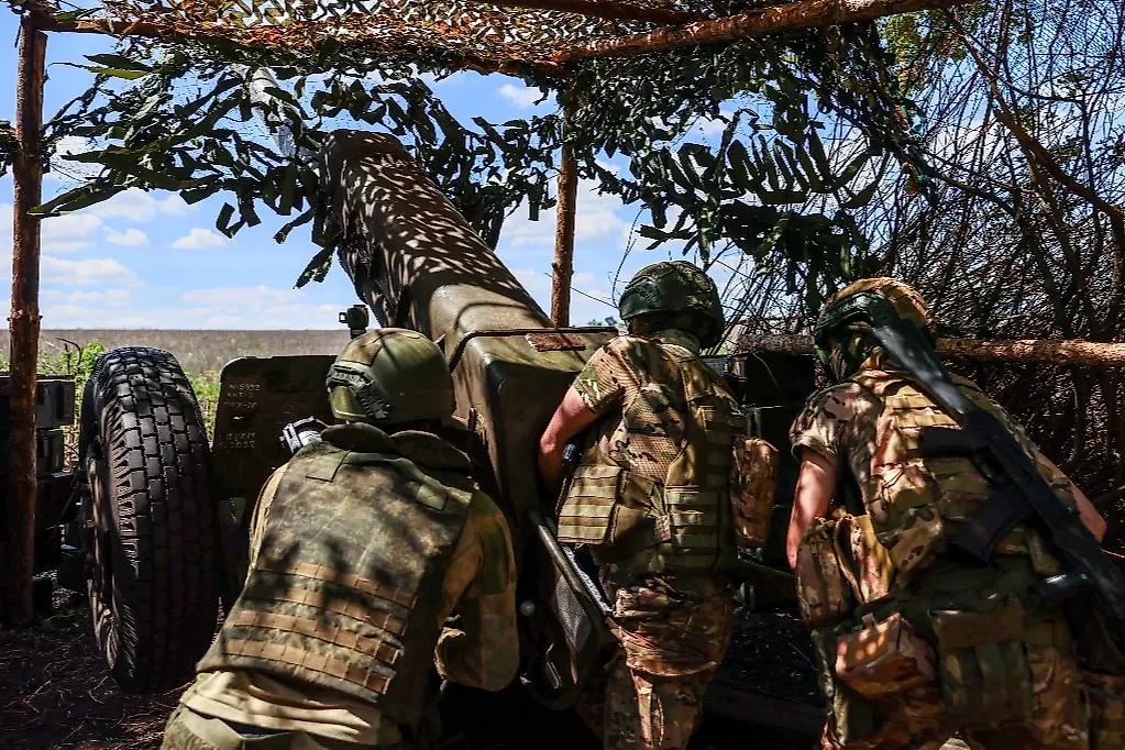 Военнослужащие во время работы расчёта гаубицы Д-30 артиллерийского подразделения в зоне СВО. Фото © ТАСС / Александр Река