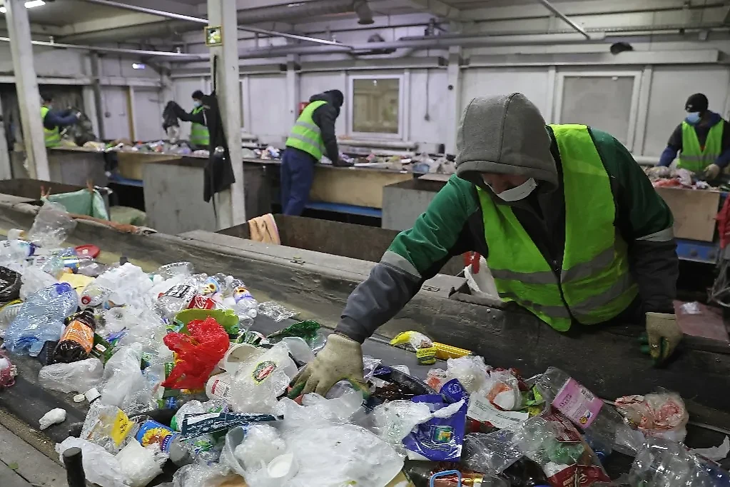 Сортировка мусора на территории мусоросортировочного комплекса. Фото © ТАСС / Донат Сорокин