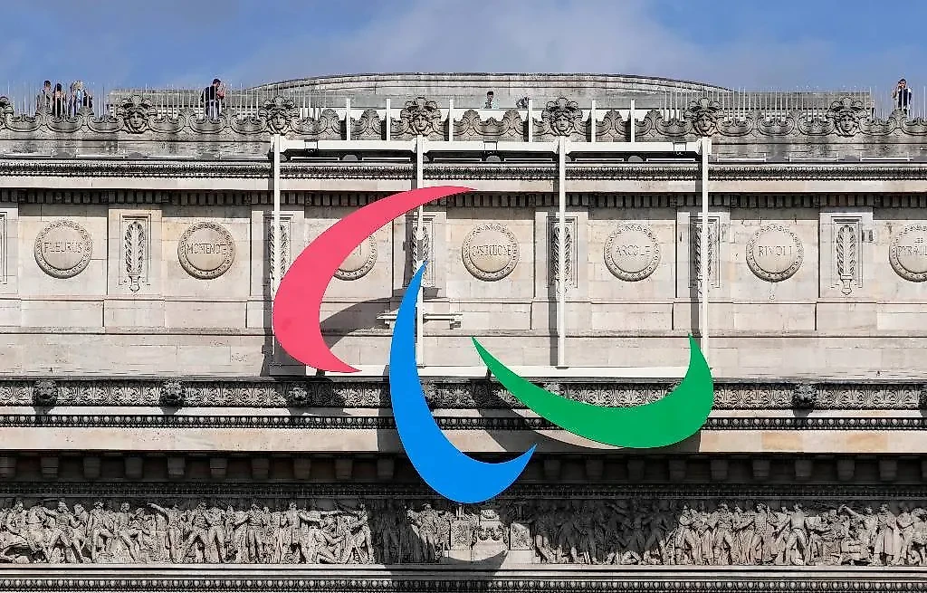 Паралимпийские символы на Триумфальной арке в Париже. Обложка © ТАСС / AP / 