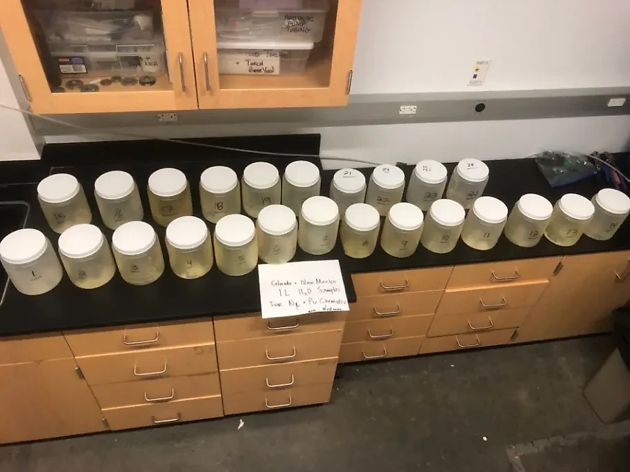 Образцы воды, взятые в районе Кислотного каньона недалеко от Лос-Аламосской национальной лаборатории. Фото © nukewatch.org