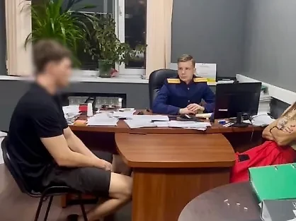 Допрос мужчины, подозреваемого в убийстве саратовского правозащитника Сусликова. Фото © СУ РФ по Саратовской области