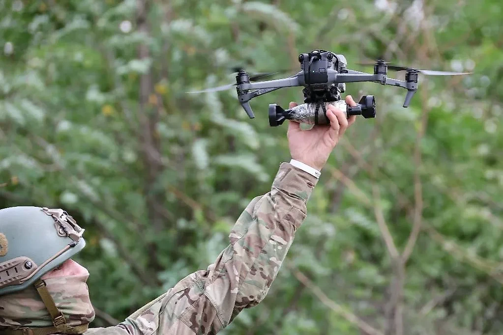 Разведчик с FPV-дроном. Фото © ТАСС
