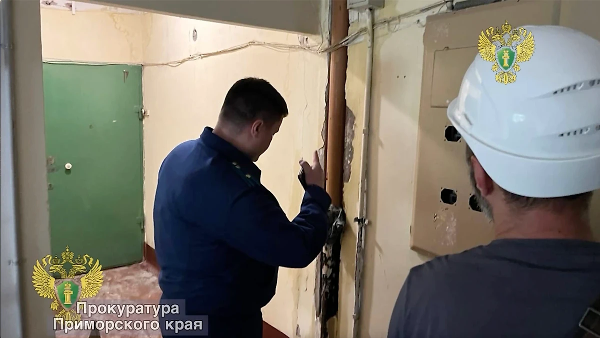 Труба в подъезде в доме во Владивостоке. Обложка © Telegram / Прокуратура Приморского края