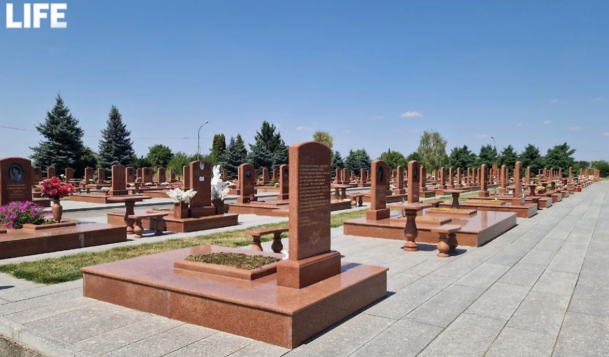 Город ангелов — название мемориального кладбища в Беслане, на котором похоронены 266 человек, погибших во время теракта 1—3 сентября 2004 года. Фото © Life.ru
