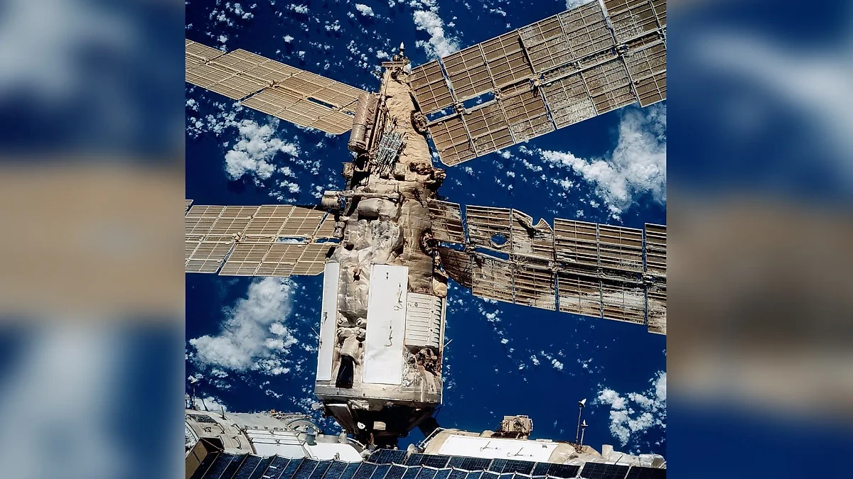 Повреждённый в 1997 году модуль космической станции "Мир". Фото © archive.org / NASA