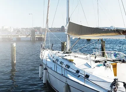 Яхта затонула у Сицилии. Обложка © freepik / valeria_aksakova