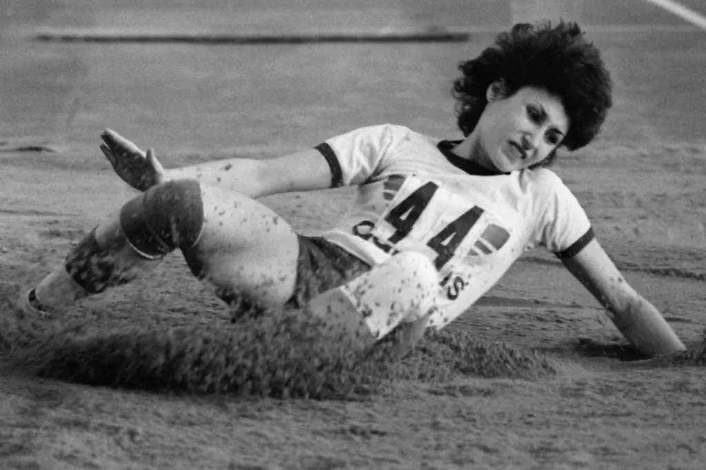 Галина Чистякова установила мировой рекорд по прыжкам в длину в 1988 году, побить его не могут до сих пор. Фото © ТАСС / Геннадий Семёнов