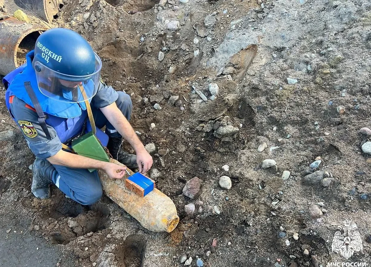 В Петербурге найдена немецкая авиабомба времён ВОВ. Обложка © Telegram / МЧС РФ