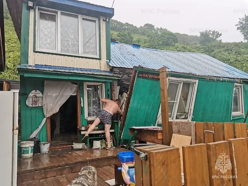 У дома оторвало стену из-за схода селя. Фото © Telegram / МЧС по Сахалинской области