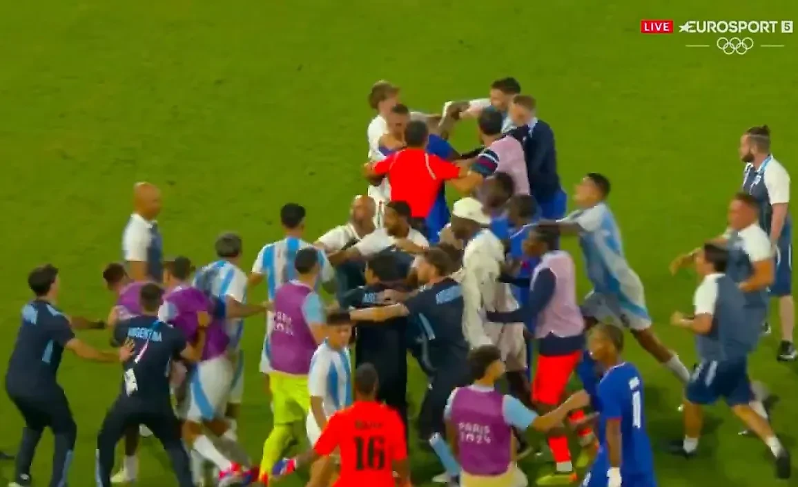 Футболисты Аргентины и Франции подрались после матча в Париже. Обложка © Х / mcfc_jagaban