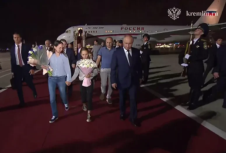 Президент РФ Владимир Путин встречает во Внуково освобождённых россиян. Обложка © Кремль. Новости