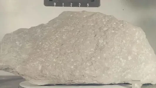 Один из лунных образцов, собранных экипажем "Аполлона-16". По мнению геологов, он образовался в результате астероидного удара. Фото © lpi.usra.edu