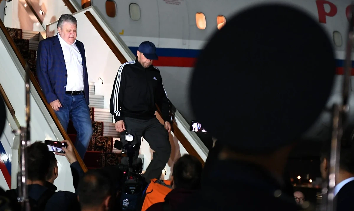 Вадим Красиков (в бейсболке) прибывает 1 августа 2024 года в аэропорт Внуково-2. Фото © Wikipedia / Kremlin.ru