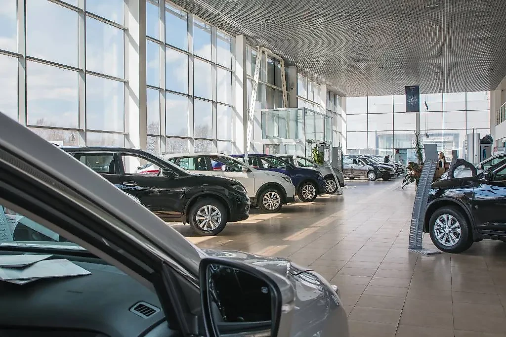 Автосалон. Обложка © Shutterstock / FOTODOM / KELENY