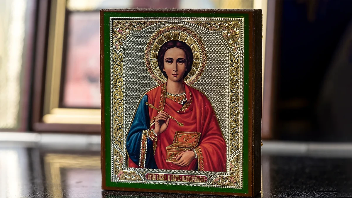 Покровитель врачей и целитель больных: о чём молятся святому Пантелеимону 9 августа. Обложка © Shutterstock / FOTODOM / BobrinSKY