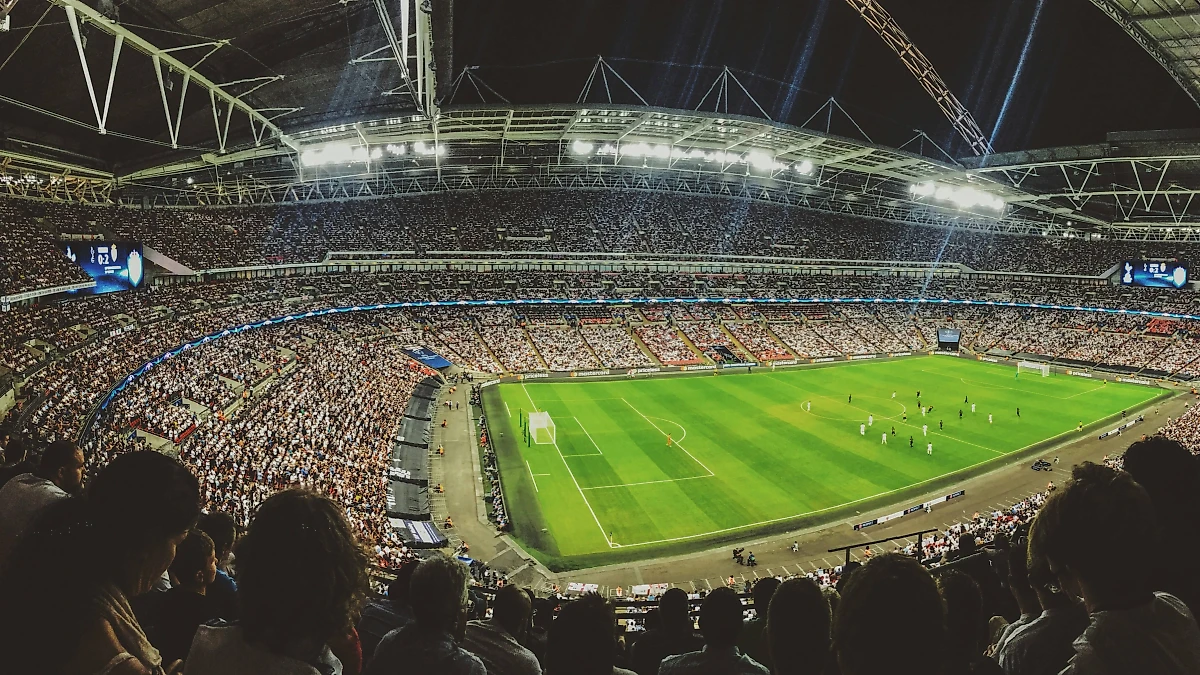 Главное — не прыгать всем вместе на трибунах. Фото © Unsplash / Mitch Rosen