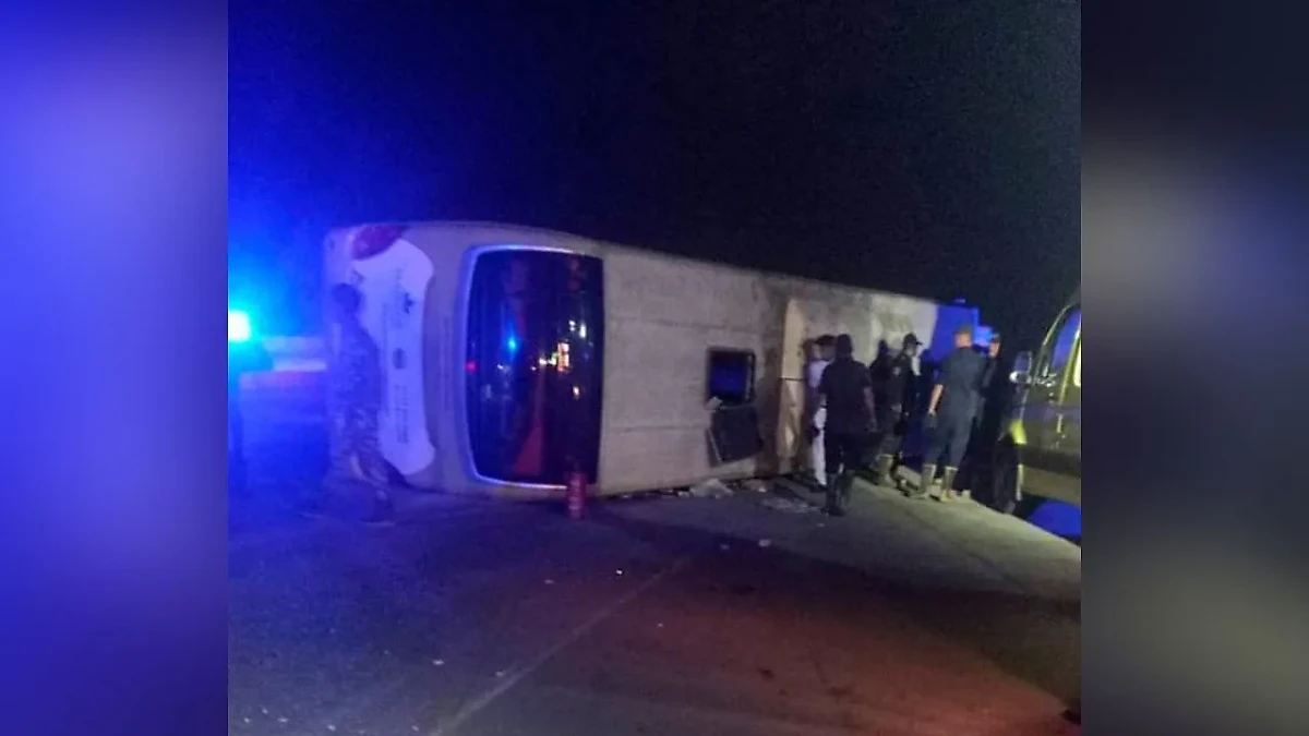 Перевернувшийся автобус с туристами в Египте. Обложка © X / عـ❊ـصـ❊ـاُمـ❊ـ