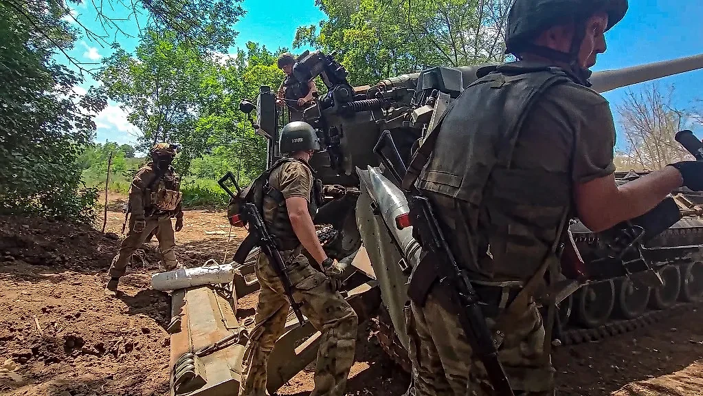 Российские военнослужащие управляют артиллерийской установкой 2С7М «Малка» в зоне СВО. Фото © ТАСС / Пресс-служба Минобороны РФ
