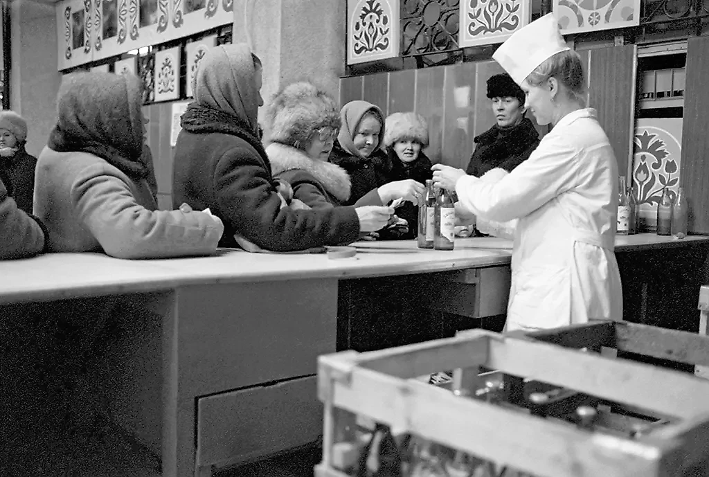 Как советские граждане обменивали водку за границей. Фото © ТАСС / В. Аскоченский