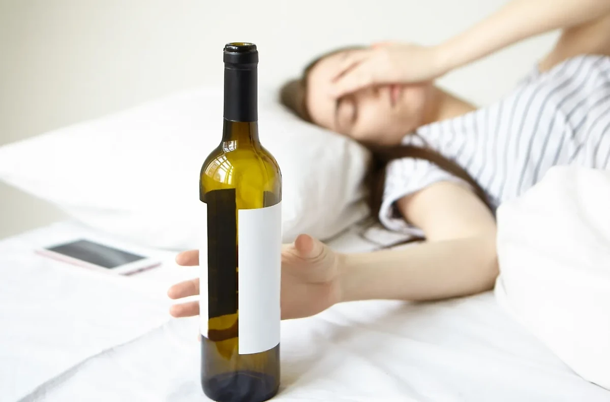 Похмелье — это реакция организма на накопление токсичных метаболитов распада алкоголя. Обложка © freepik.com/karlyukav