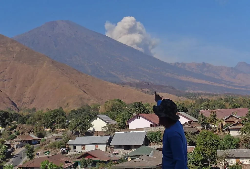 Извержение вулкана Ринджани в 2014 году. Обложка © ТАСС / AP