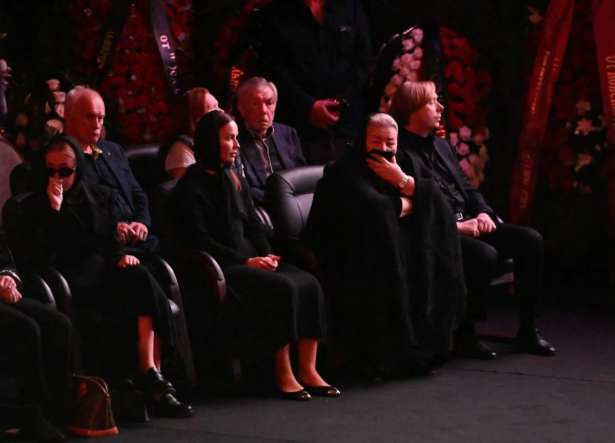 18-летняя Таисия Маслякова (крайняя слева) тяжело переживает утрату любимого дедушки. Фото © Life.ru