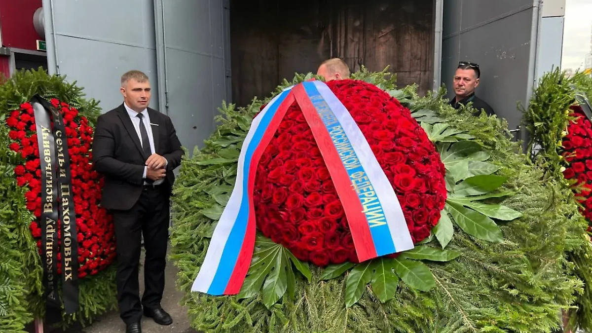 Путин прислал венок на церемонию прощания с Масляковым. Фото © Life.ru