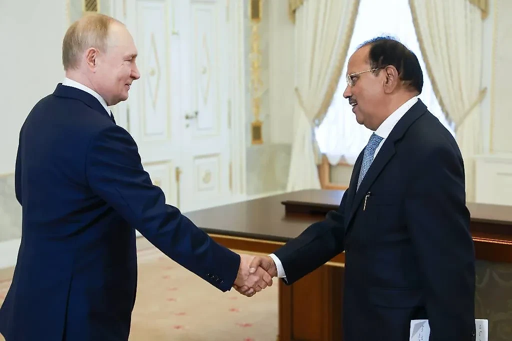 Президент России Владимир Путин и советник премьер-министра Индии по национальной безопасности Аджит Довал во время встречи в Константиновском дворце 12 сентября. Фото © Вячеслав Прокофьев/пресс-служба президента РФ/ТАСС