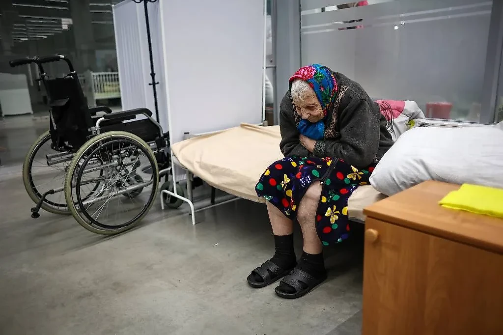 Курская область. Женщина в пункте временного размещения для эвакуированных жителей приграничных районов. Обложка © Михаил Терещенко/ТАСС
