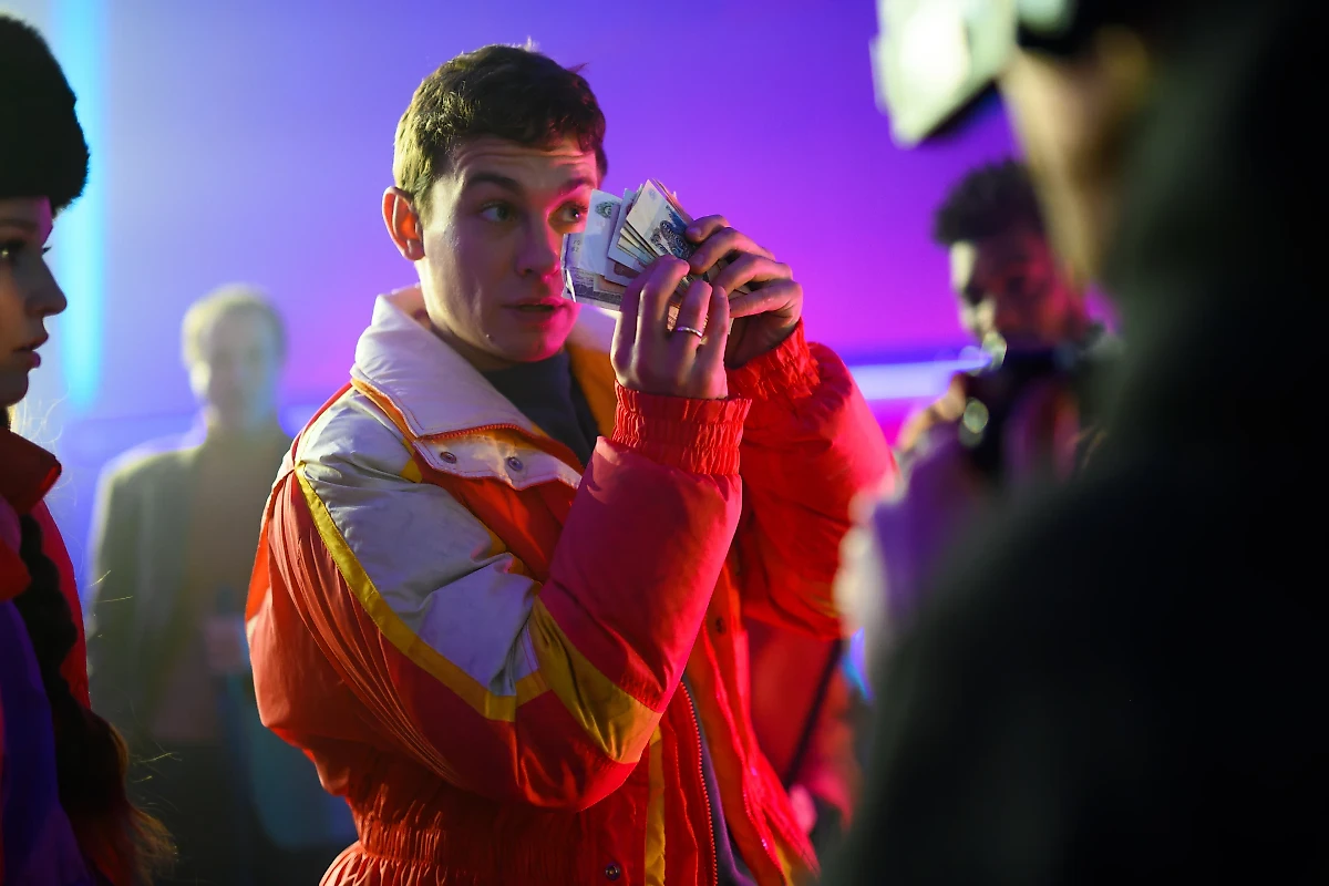 Когда главному герою удаётся записать первый релиз, семья начинает верить в успех Александра. Фото © Фильм «Комбинация», режиссёр Никита Власов, сценаристы Никита Власов, Егор Чичканов / Kinopoisk