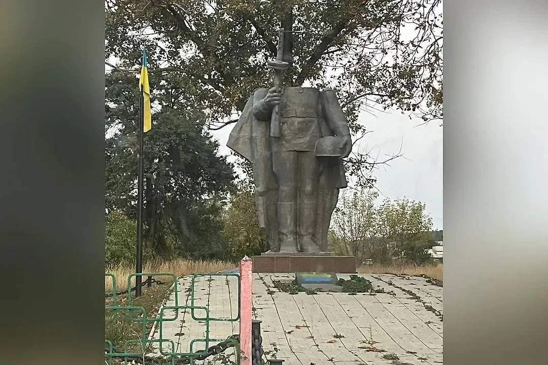 Пострадавший от рук вандалов памятник. Обложка © Telegram / Харьков Life | Харків