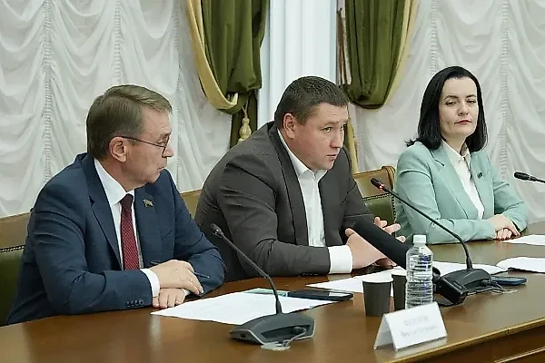 Бывший заммэра Сочи Олег Бурлёв (в центре). Фото © sochi.ru