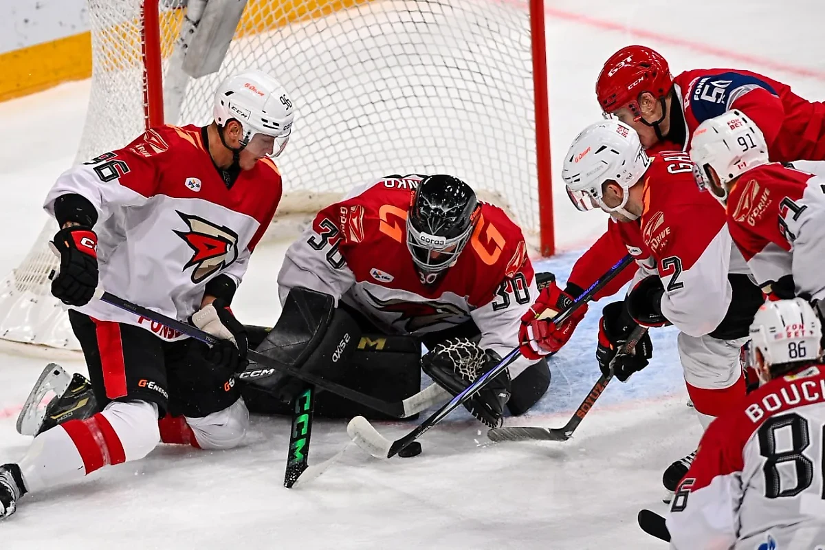 Эпизод у ворот «Авангарда». Обложка © Telegram / ХК «Авангард» Омск | Официальный канал