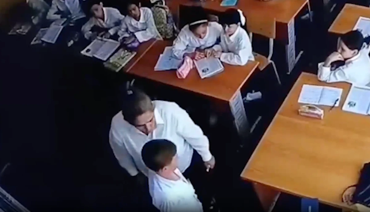 Учительница напала на школьника за просьбу вести русский язык на русском языке. Обложка © Telegram / MASH