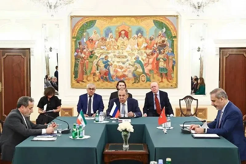 Глава МИД России Сергей Лавров и его иранский и турецкий коллеги на встрече в рамках 79-й сессии Генеральной Ассамблеи ООН. Обложка © Telegram / МИД России