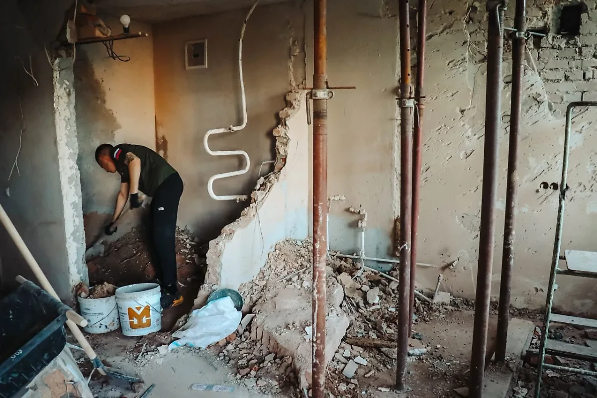 Рабочие ликвидируют последствия атаки ВСУ по дому в Курске. Фото © Telegram / Алексей Смирнов