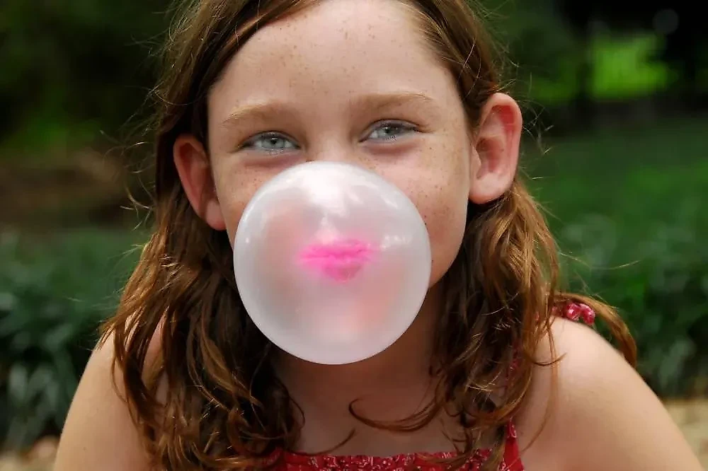 Жевательная резинка может приносить определённые преимущества при правильном использовании. Обложка © Shutterstock / FOTODOM / Cheryl Casey