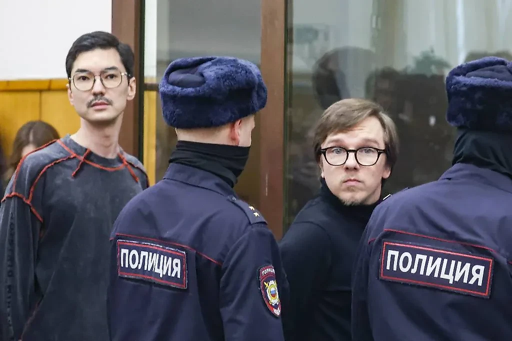 Коммерческий директор холдинга Ксении Собчак "Oсторожно Media" Кирилл Суханов (второй справа) и бывший главный редактор журнала Tatler Ариан Романовский (Кузьмин) (слева). Фото © Сергей Фадеичев/ТАСС