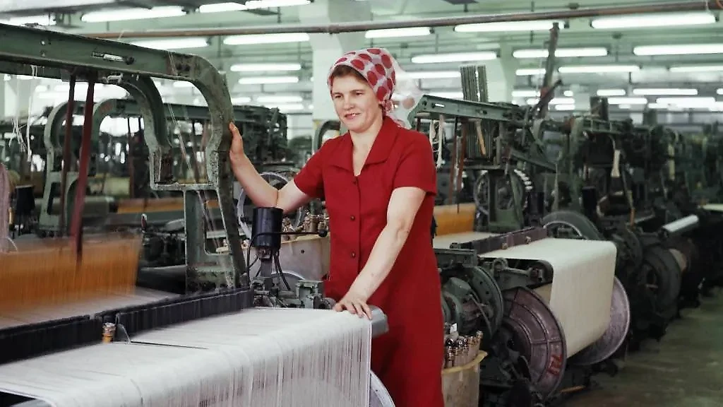 Как тяжёлый труд повлиял на красоту советских женщин. Фото © ТАСС / Сергей Метелица