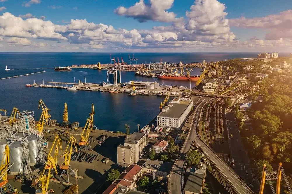 Порт Одессы. Обложка © Shutterstock / FOTODOM / Iryna Kalamurza