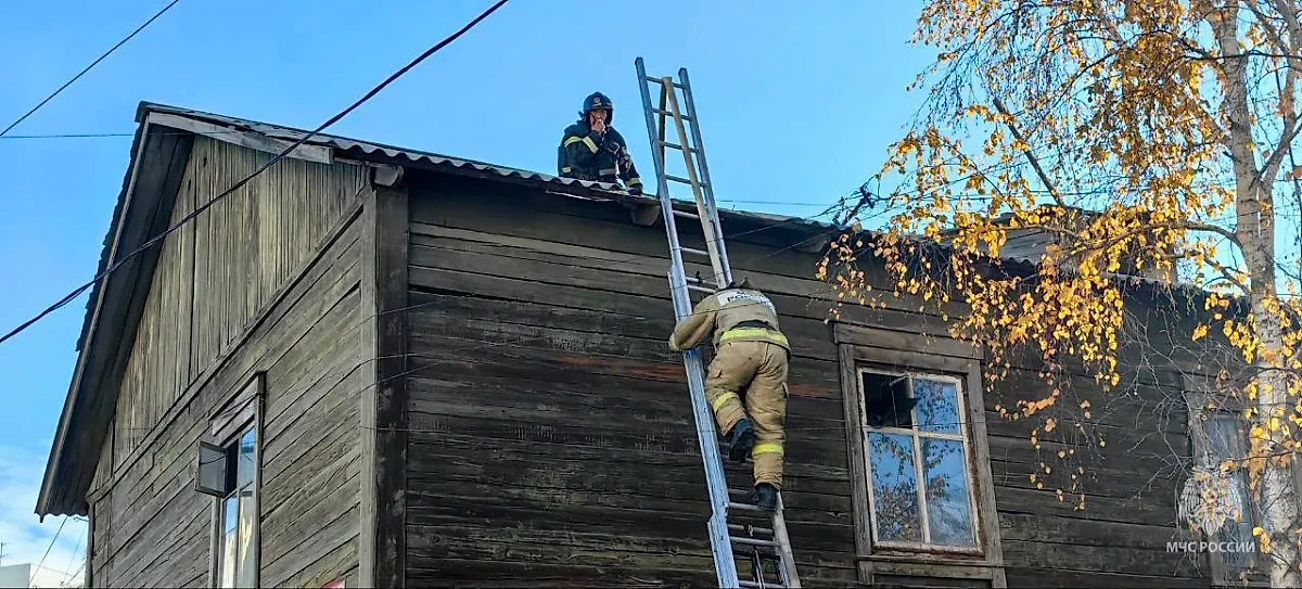 Сотрудники МЧС на пожаре в Якутске. Обложка © Telegram / МЧС России