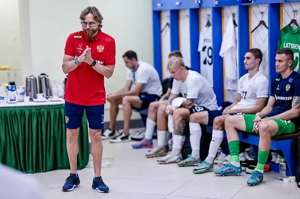 Тренер Валерий Карпин в раздевалке сборной России по футболу. Фото © Российский футбольный союз