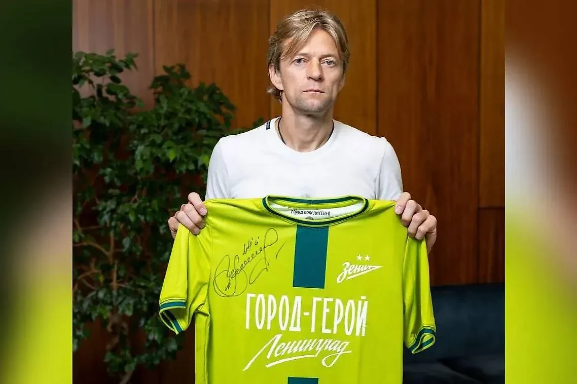 Тимощук с футболкой, которую удалось продать за 700 тысяч рублей. Обложка © Telegram / Русский Фанатский Аукцион