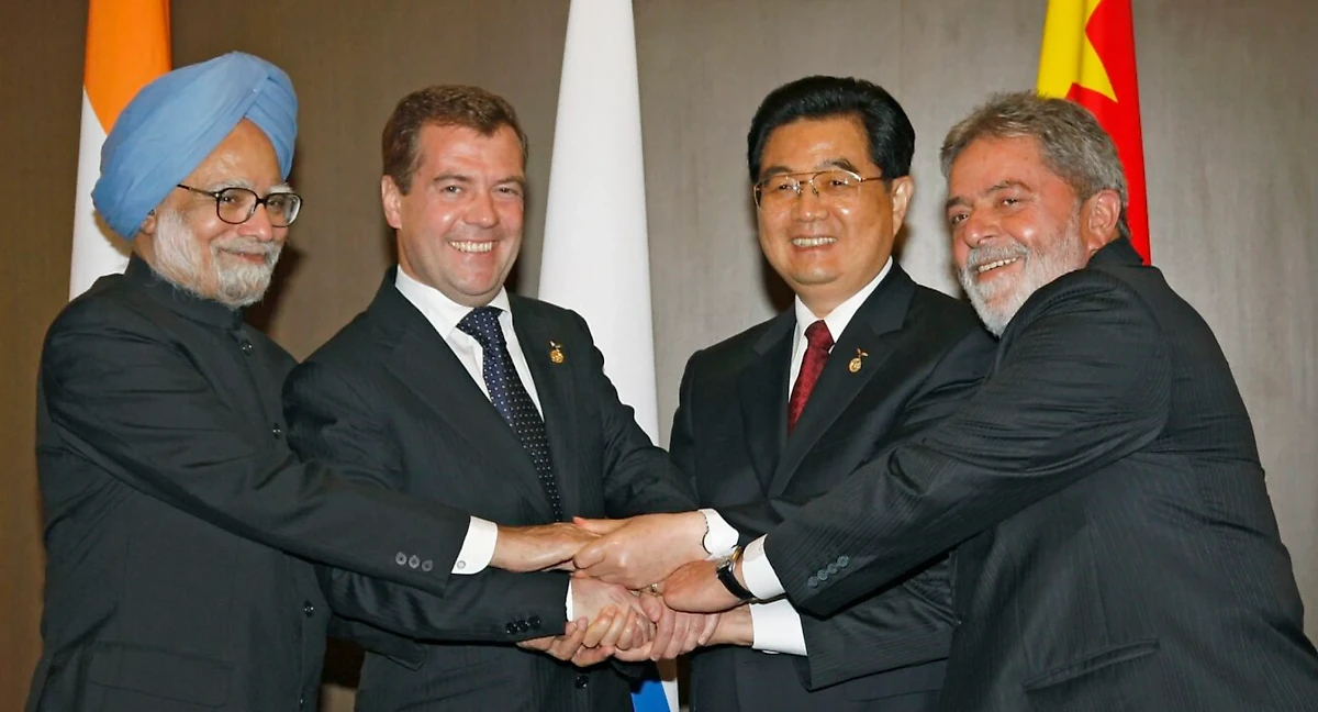 Главы Индии, России, Китая и Бразилии — Манмохан Сингх, Дмитрий Медведев, Ху Цзиньтао и Луис Инасиу Лула да Силва в 2008 году. Фото © Wikipedia / Kremlin.ru