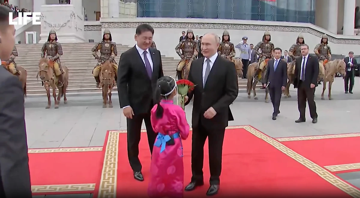 Путин прибыл на площадь Сухэ-Батора в Улан-Баторе. Фото © Life.ru