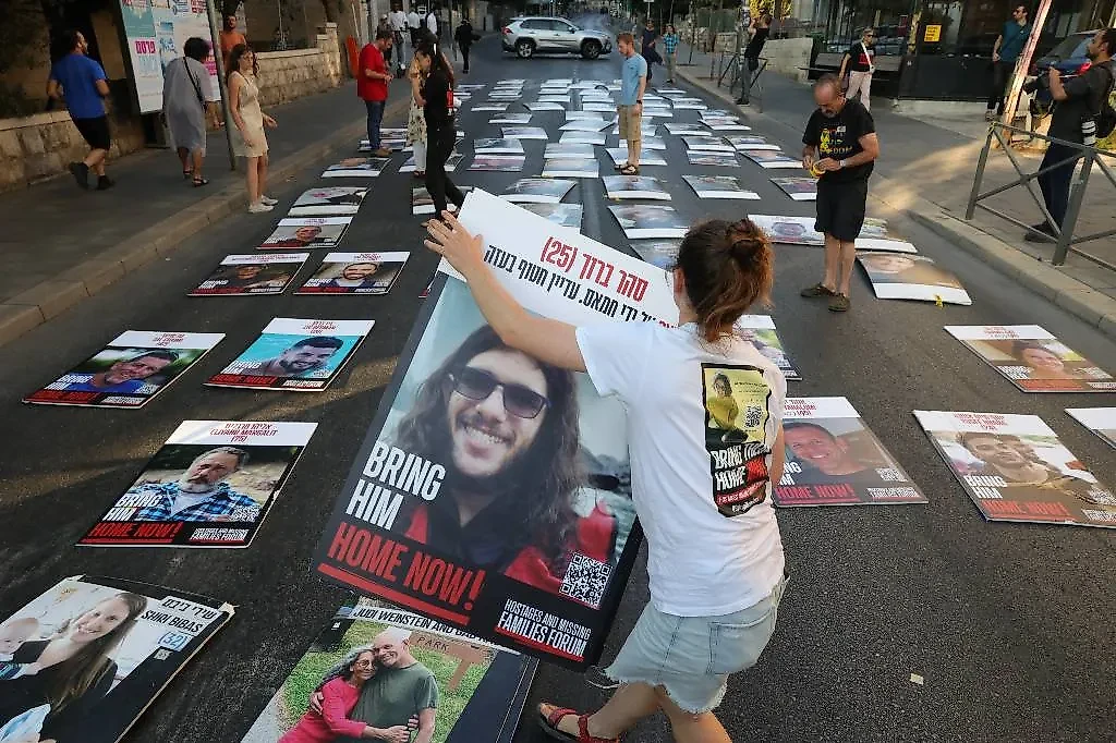 Портреты удерживаемых палестинским движением ХАМАС заложников возле резиденции премьер-министра Израиля Биньямина Нетаньяху. Обложка © ТАСС/EPA/ABIR SULTAN